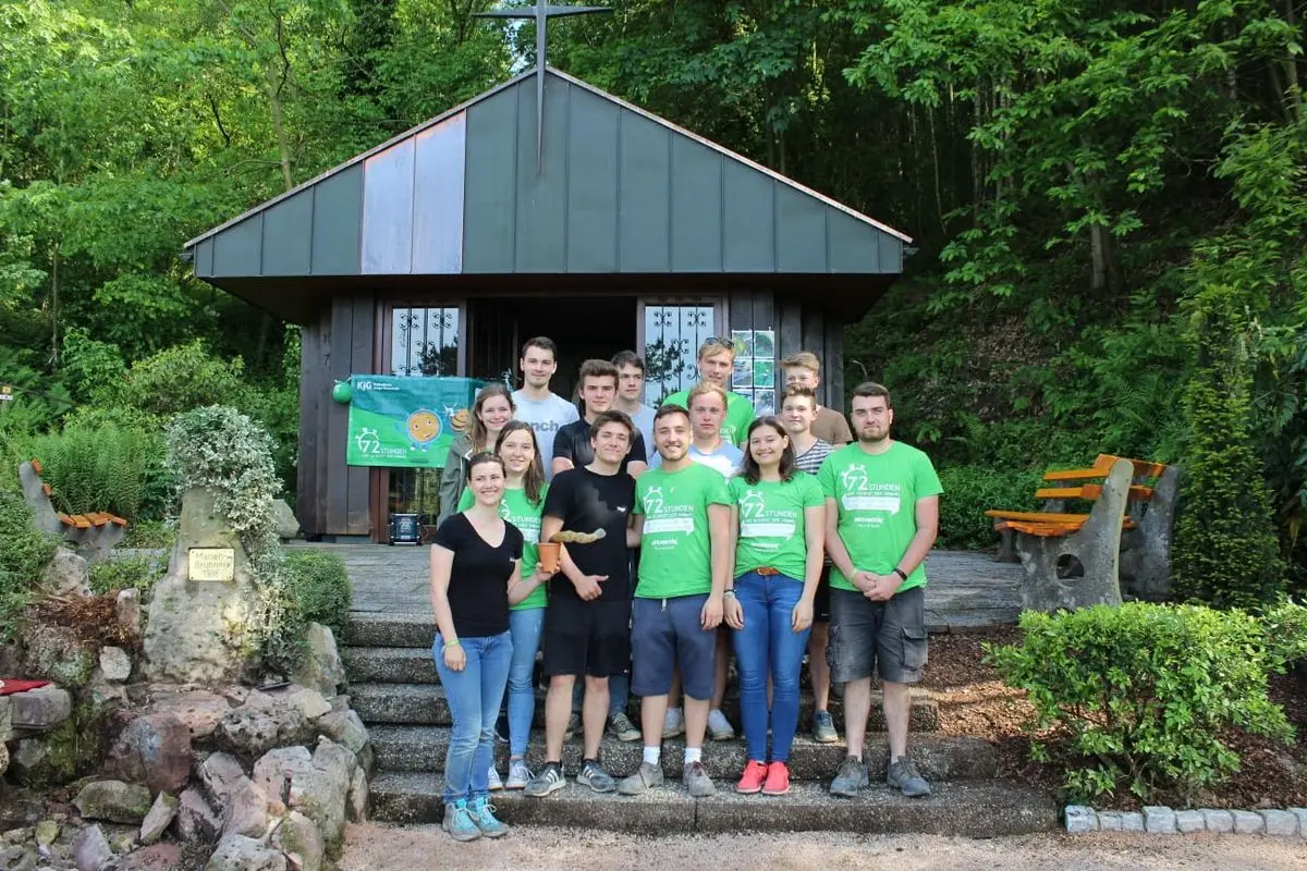 Mitglieder der KjG Rebland vor einer Hütte